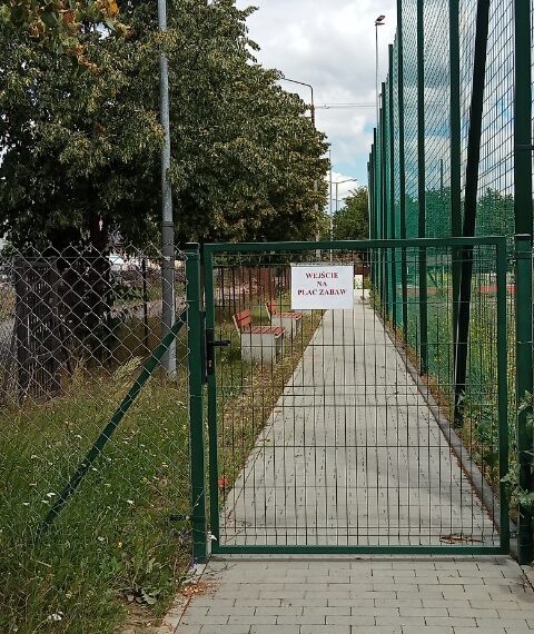 Wejście na plac zabaw i boiska przy ul.Waligóry – informacja