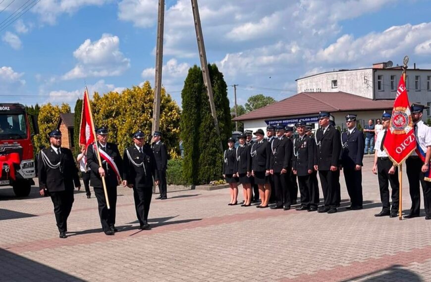 Przekazanie nowego ciężkiego samochodu ratowniczo-gaśniczego na wyposażenie Ochotniczej Straży Pożarnej w Niedzborzu
