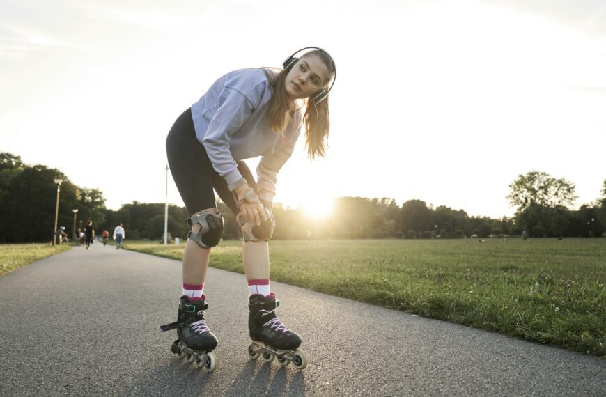 Young woman getting ready for rollerblading in the park