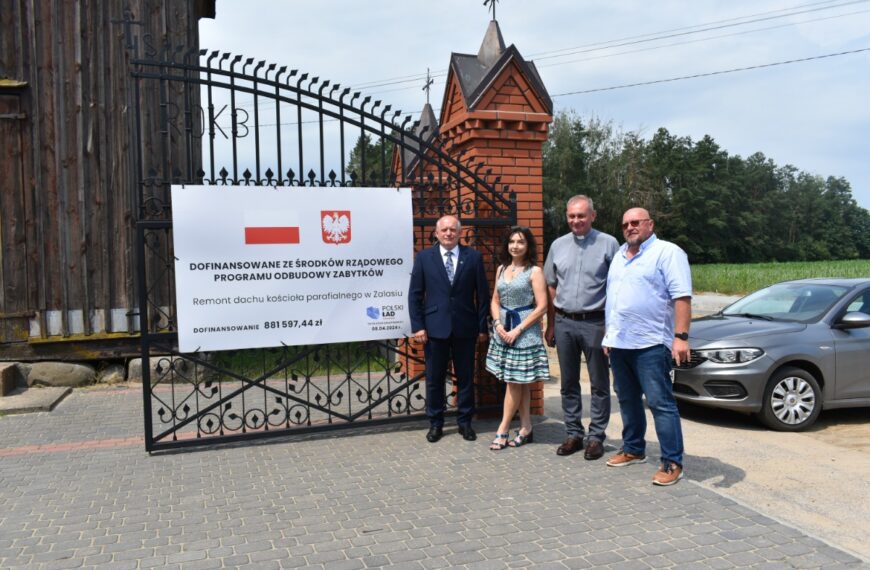 Zabytkowy kościół w Zalasiu z nowym dachem