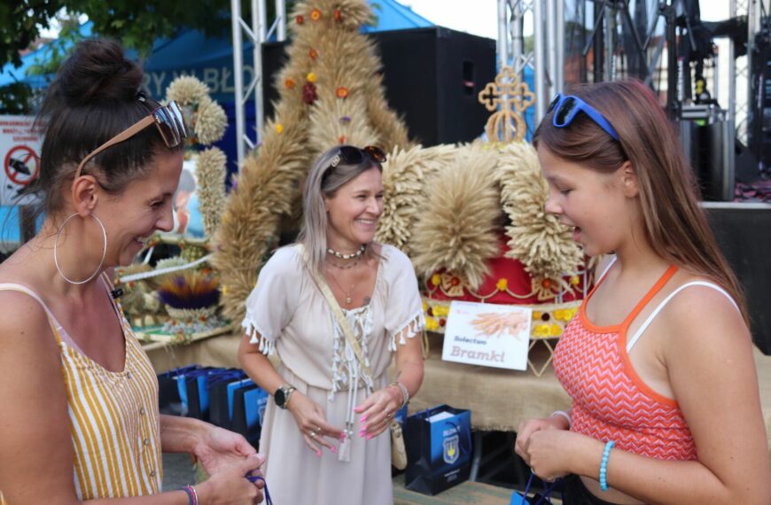 Dożynki w Błoniu – czyli piękno tradycji, zachwycające wieńce, pyszne jadło, tańce i świetna muzyka!