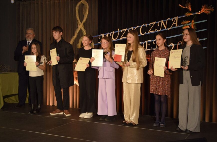 UCZNIOWIE SZKOŁY PODSTAWOWEJ W TERESINIE LAUREATAMI MAZOWIECKIEGO FESTIWALU PIOSENKI „MUZYCZNA JESIEŃ”