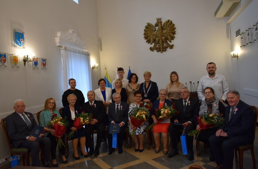 DZIESIĘĆ PAR MAŁŻEŃSKICH ŚWIĘTOWAŁO W URZĘDZIE MIEJSKIM W PUŁTUSKU ZŁOTE GODY