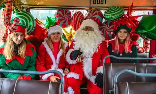 Świąteczny autobus pełen magii i radości