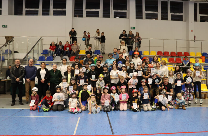 Jedno puste miejsce na trybunach