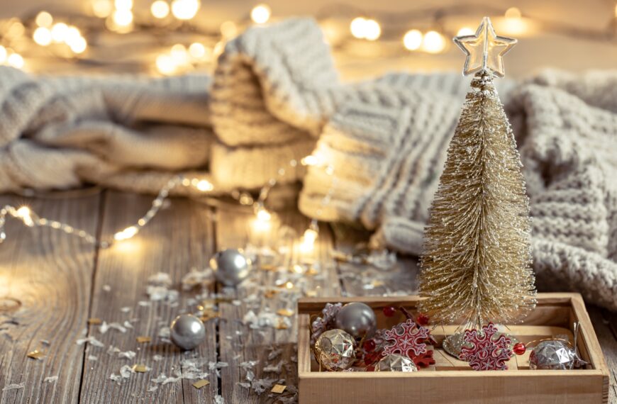 Cozy Christmas background with decorative Christmas tree and bokeh lights.