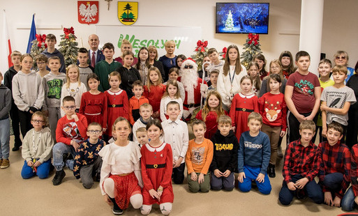 ŚWIĄTECZNA RADOŚĆ W GMINIE LELIS: DZIECIĘCE WYSTĘPY I WIZYTA MIKOŁAJA