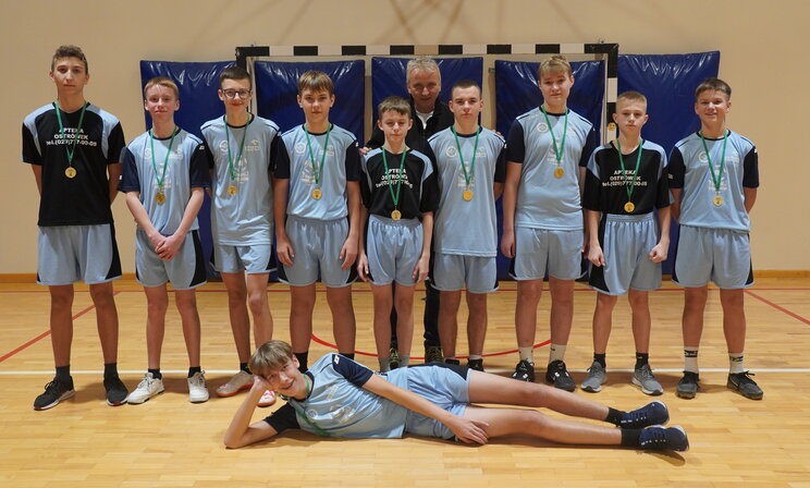 SP Ostrówek wygrywa turniej koszykówki chłopców