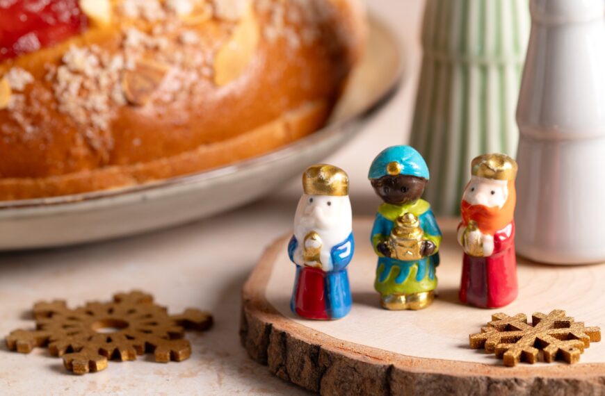 Card with traditional Three Kings Cake, three figurines of the kings in front