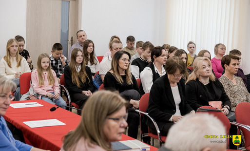 Uhonorowanie Młodych Talentów Gminy Lelis – Nagrody Edukacyjne za Wybitne Osiągnięcia