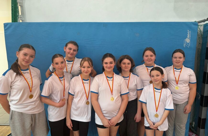 UCZENNICE SZKOŁY PODSTAWOWEJ IM. MIKOŁAJA KOPERNIKA W SZYMANOWIE MISTRZYNIAMI