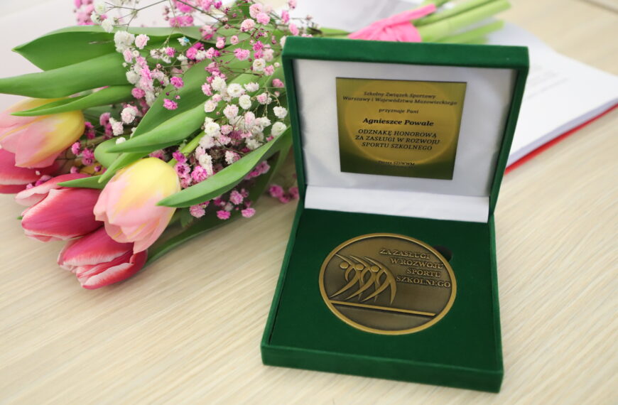 Odznaki za zasługi w rozwoju sportu szkolnego dla Agnieszki Powały i Anity Madej