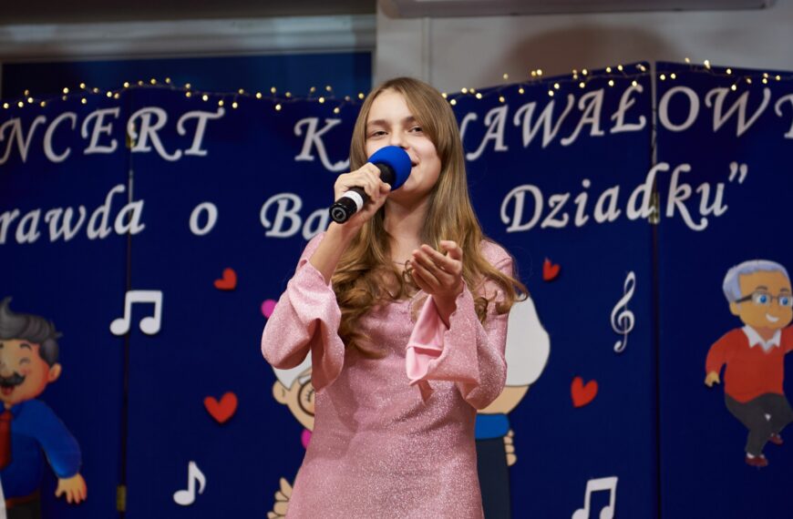 KONCERT KARNAWAŁOWY – PRAWDA O BABCI I DZIADKU W SZKOLE PODSTAWOWEJ IM. FRYDERYKA CHOPINA W BUDKACH PIASECKICH