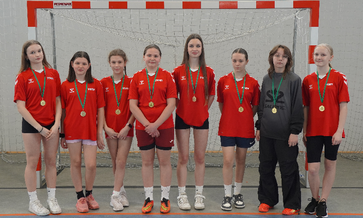 SP Dobczyn wygrywa turniej piłki halowej dziewcząt
