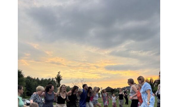 Zatańczyliśmy razem pod gołym niebem do muzyki z lat 70.