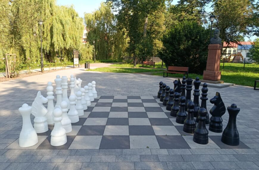 Szachy XXL w Alejkach Gomulickiego w Pułtusku