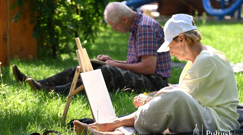 Seniorzy z Pułtuska malują piękno natury – artystyczny plener nad Narwią