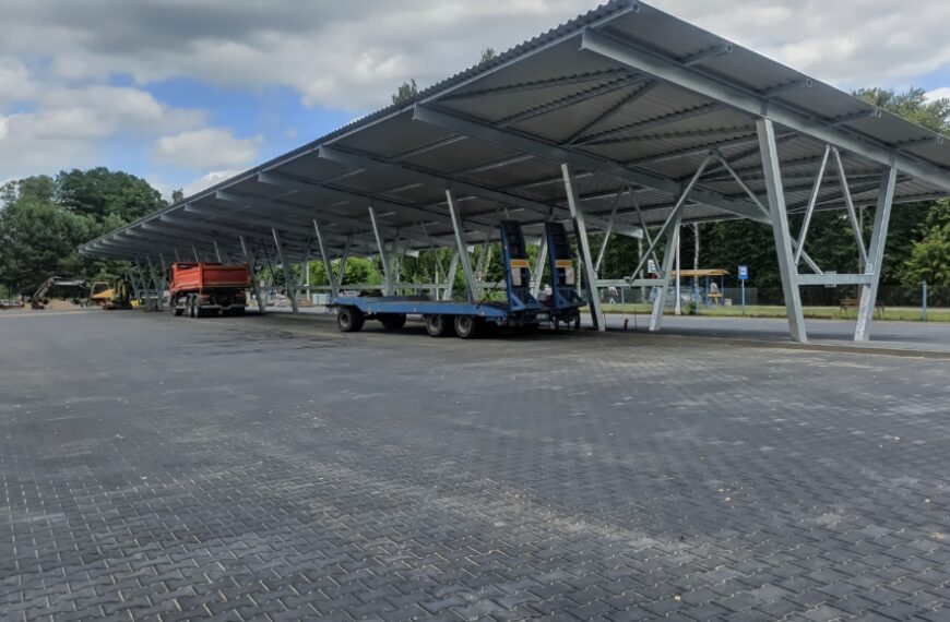 Zadaszenie na „zielonym parkingu” w porcie już stoi