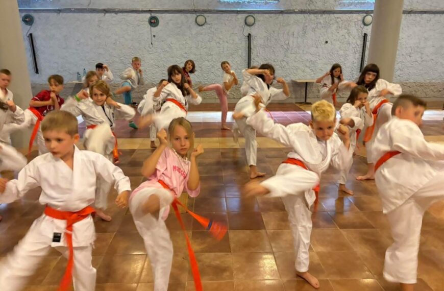 Letni obóz karate Stowarzyszenia Sportów Walki HUSARZ w Jastrzębiej Górze