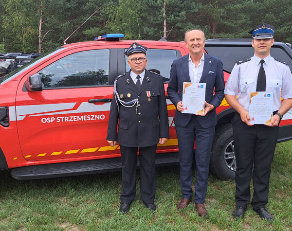 Uroczyste przekazanie samochodu ratowniczo-gaśniczego dla OSP Strzemeszno