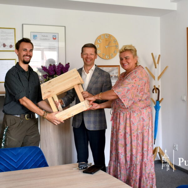 Seniorzy z Pułtuska budują karmniki dla ptaków w ramach projektu „Seniorzy w Naturze”