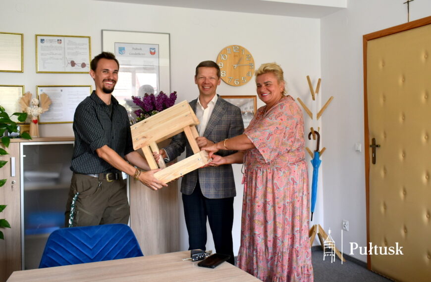 Seniorzy z Pułtuska budują karmniki dla ptaków w ramach projektu „Seniorzy w Naturze”