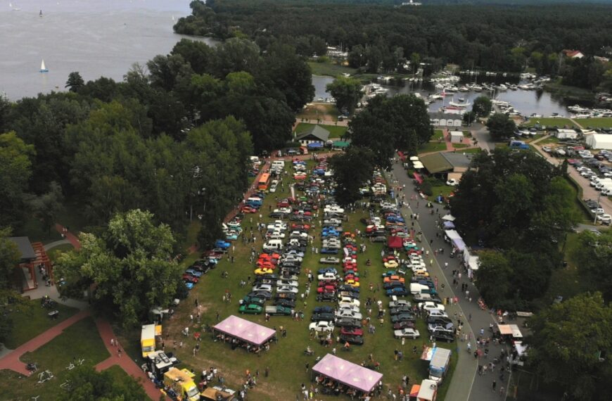Wakacyjny Zlot Samochodów Klasycznych w Porcie Nieporęt