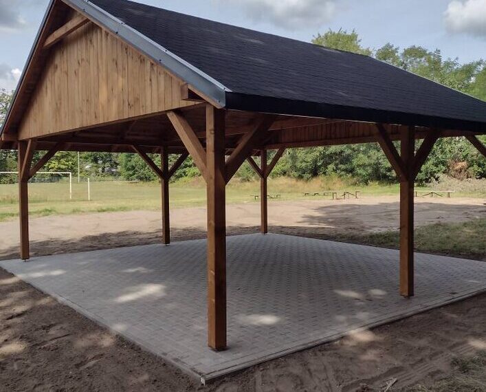 Budowa wiaty drewnianej w Glinie