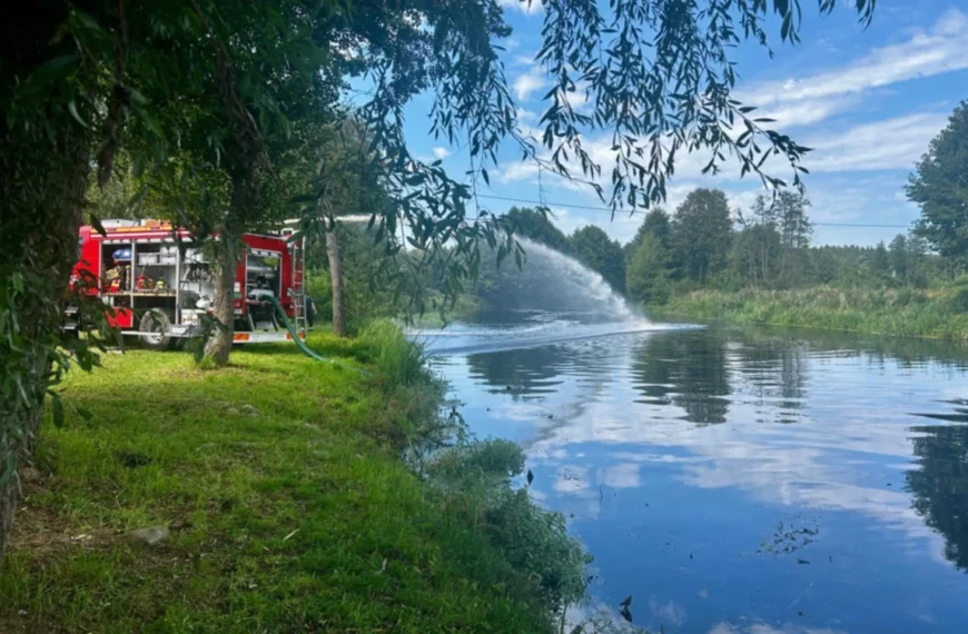 Trwa  natlenianie wody w rzece w Lubowidzu