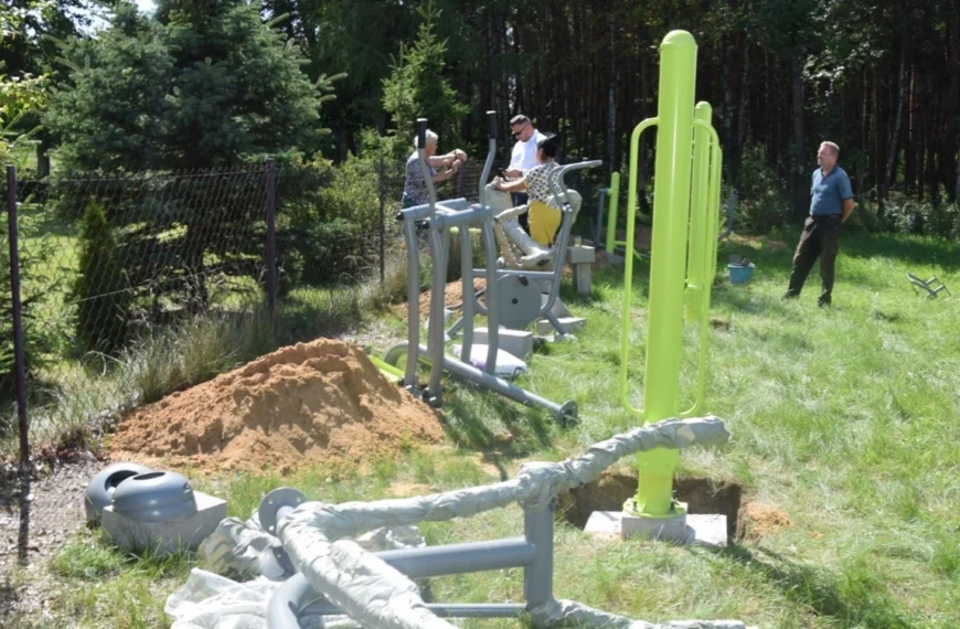 Jarosław Czapliński – Burmistrz Miasta i Gminy Lubowidz informuje, że w ramach realizacji funduszu sołeckiego powstają dwie nowe siłownie   plenerowe w miejscowościach Jasiony i Mleczówka