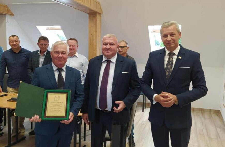 Podziękowania dla Pana Mirosława Siedleckiego, który po ponad 40 latach pracy w Urzędzie Gminy przeszedł na zasłużoną emeryturę.