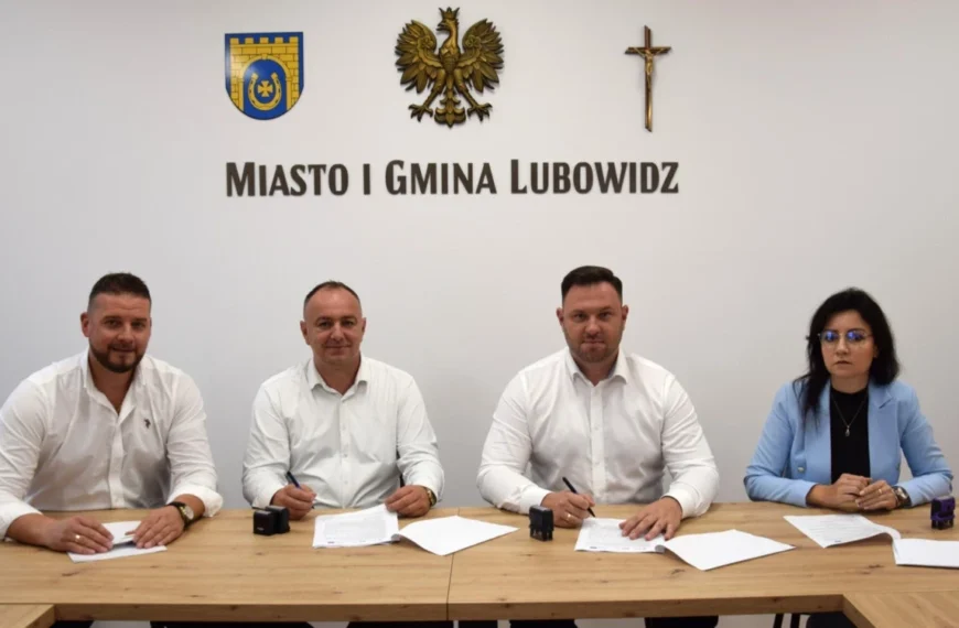 Jarosław Czapliński – Burmistrz Miasta i Gminy Lubowidz i skarbnik Anna Krajewska podpisali  umowę   na budowę ŻŁOBKA  W LUBOWIDZU.