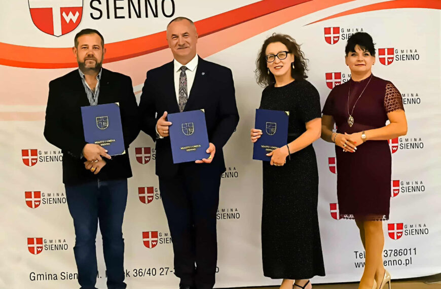 Podpisanie umowy na budowę boiska w Jaworze Soleckim