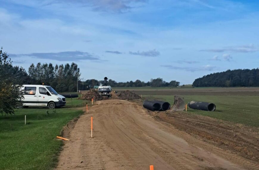 Budowa drogi w Adamowie