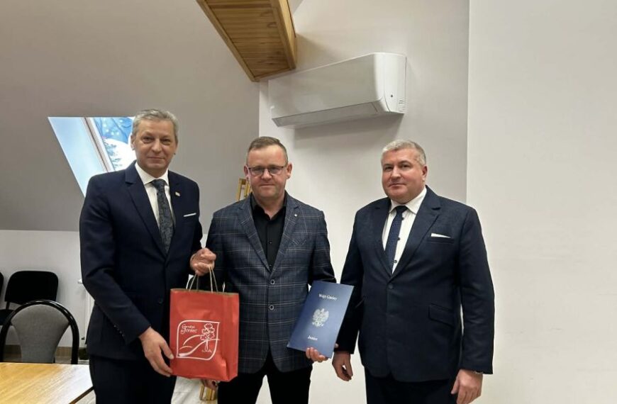 Podziękowania za wieloletnią służbę asp. szt. Krzysztofa Łęgowskiego – dzielnicowego z Posterunku Policji w Nowym Mieście