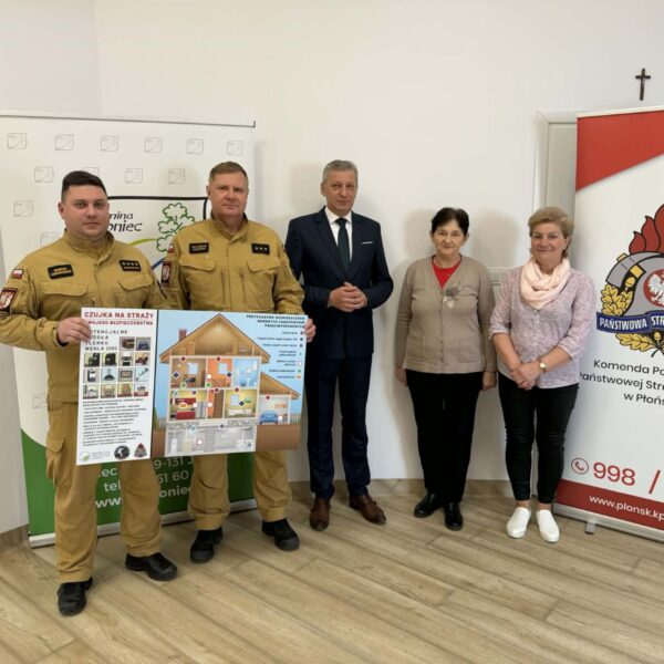 Przekazanie czujek dymu dla seniorów z terenu gminy Joniec