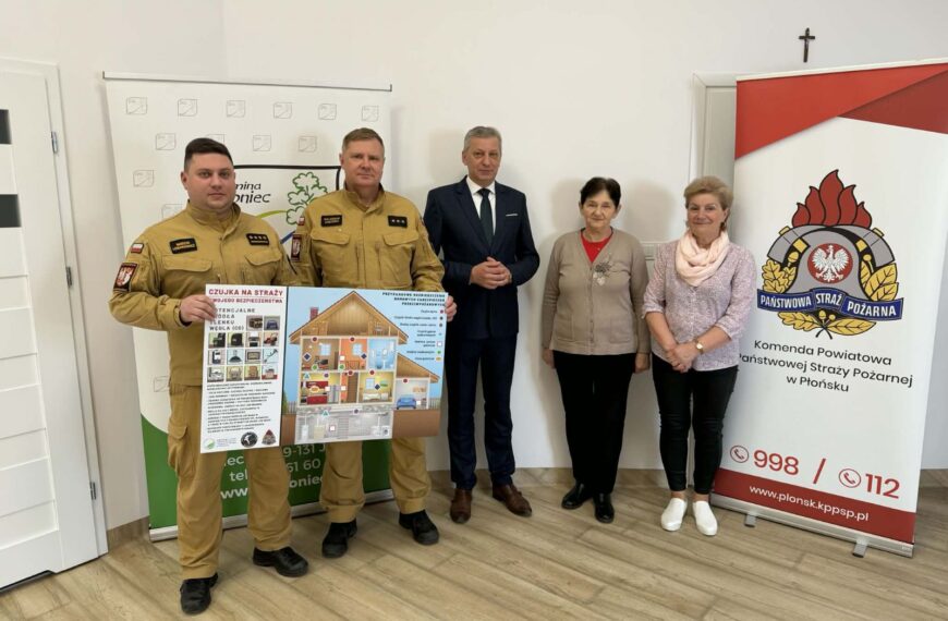 Przekazanie czujek dymu dla seniorów z terenu gminy Joniec