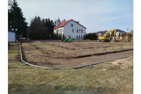 Ruszyła budowa nowego placu zabaw w centrum Obrytego