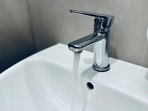 Problem z „pryskającą” wodą rozwiązany. ZWiK uspokaja mieszkańców