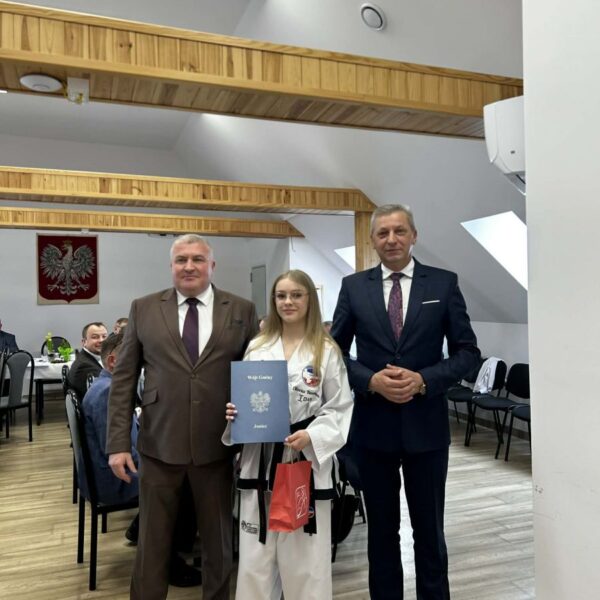 Podczas ostatniej sesji Rady Gminy Joniec wyróżniono Oliwię Bauman za osiągnięcia sportowe i godne reprezentowanie gminy.