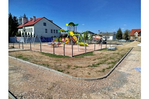 Postępy prac na budowie placu zabaw w Obrytem