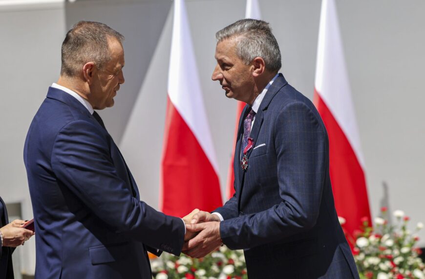 Wójt Gminy Joniec Pan Marek Czerniakowski odznaczony Srebrnym Krzyżem Zasługi
