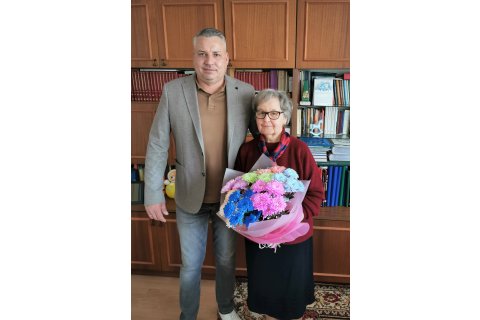 Niezwykłe spotkanie po latach: Wójt gratuluje swojej dawnej nauczycielce z okazji 80. urodzin
